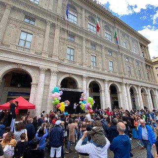 Festa della mamma, Toti in piazza De Ferrari: &quot;Sono colonna portante della società&quot;