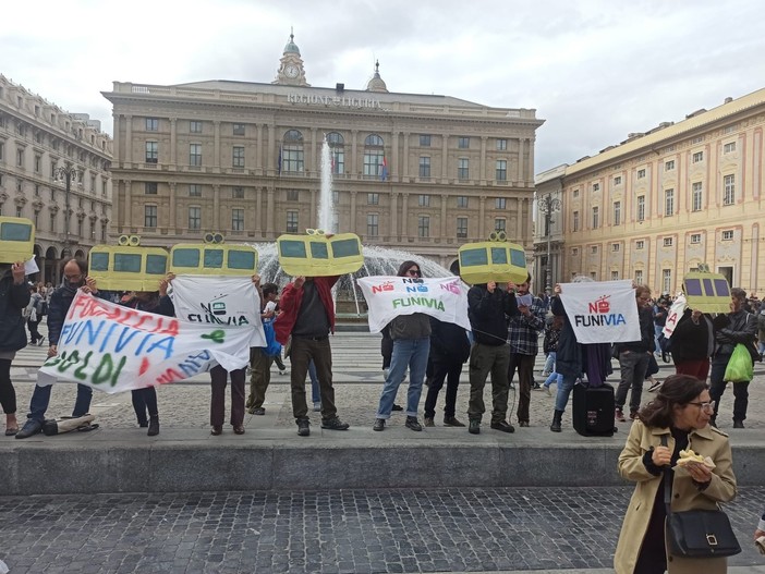 Focaccia 'più lunga del mondo', flash mob contro la trasformazione della città in un parco a tema (foto)