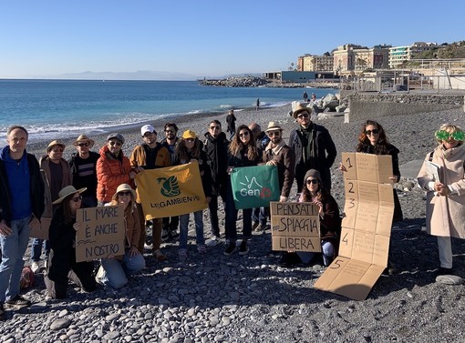 Spiagge off limits anche d’inverno, in corso Italia arriva il flash mob