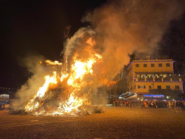 Nella piazzetta di Portofino torna il tradizionale falò in onore di San Giorgio