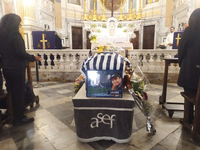 Omicidio in vico Mele, una folla commossa al funerale di Javier Miranda Romero (Foto e Video)