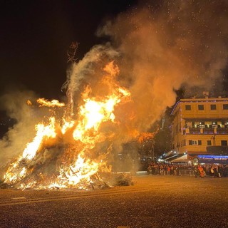 Nella piazzetta di Portofino torna il tradizionale falò in onore di San Giorgio