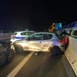 Scappa dalla polizia per sfuggire all'alcol test e si schianta in autostrada