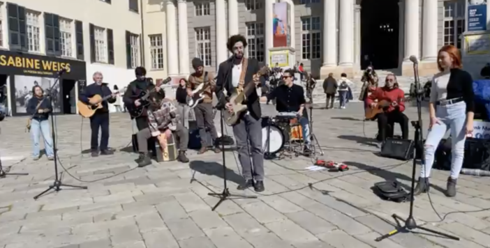 Artisti di strada, il flash mob in piazza Matteotti: “L’arte di strada è bellezza, non un problema di ordine pubblico” (foto e video)