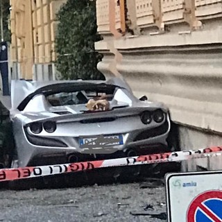 Ferrari si schianta contro un dehor di via Casaregis (Video)