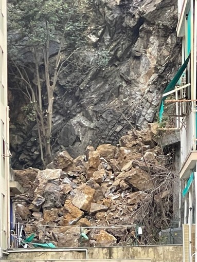 Borgoratti, frana in via Posalunga: evacuate diverse famiglie. Danneggiato un palazzo