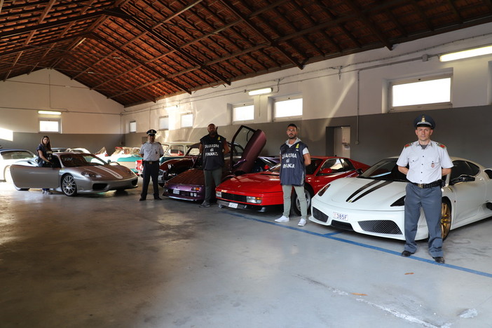 La Guardia di Finanza sequestra un'intera collezione di auto di lusso e d’epoca (FOTO e VIDEO)