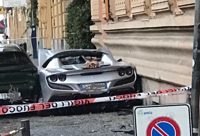 Ferrari si schianta contro un dehor di via Casaregis (Video)