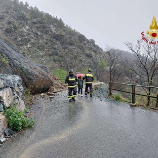 Frana in via superiore Gneo, strada chiusa e case isolate (Foto)