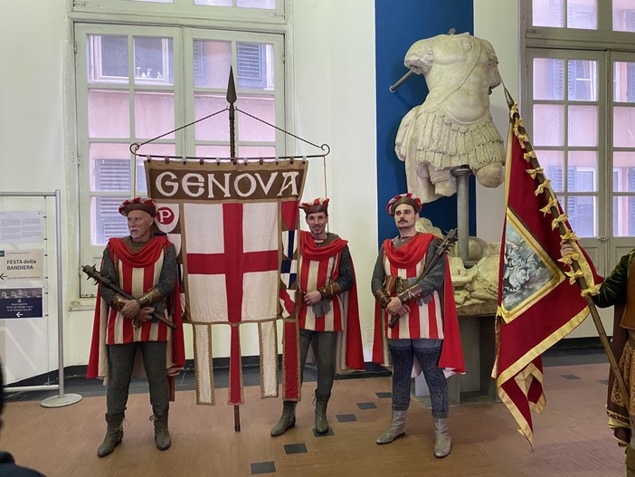 Bagno di folla a Genova per le celebrazioni della Festa della Bandiera (foto)