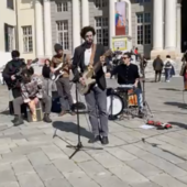 Artisti di strada, il flash mob in piazza Matteotti: “L’arte di strada è bellezza, non un problema di ordine pubblico” (foto e video)