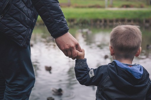 Festa del Papà, Poste Italiane sostiene le politiche per la parità di genere