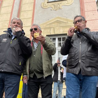 'Focaccia più lunga del mondo', Toti: &quot;Simbolo della cultura e dell'ospitalità ligure&quot; (foto e video)