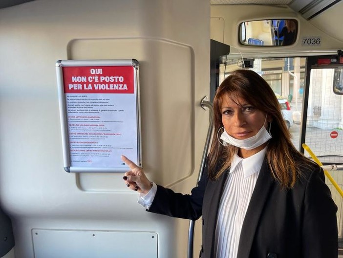 Campagna contro la violenza sulle donne: pannelli sugli autobus riportano numeri e indirizzi per chiedere aiuto