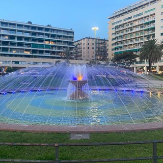 In piazza Rossetti la fontana si illumina con i colori dell’Ucraina