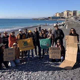 Spiagge off limits anche d’inverno, in corso Italia arriva il flash mob