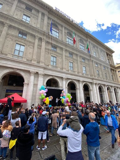 Festa della mamma, Toti in piazza De Ferrari: &quot;Sono colonna portante della società&quot;