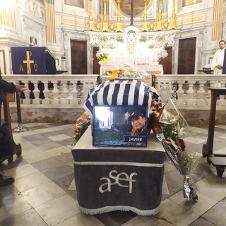 Omicidio in vico Mele, una folla commossa al funerale di Javier Miranda Romero (Foto e Video)