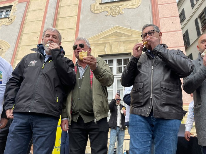 'Focaccia più lunga del mondo', Toti: &quot;Simbolo della cultura e dell'ospitalità ligure&quot; (foto e video)