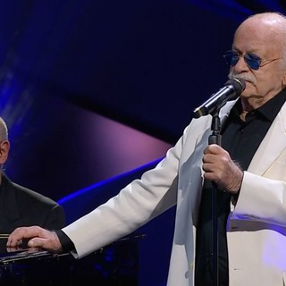 Sanremo, a 89 anni Gino Paoli torna sul palco del Teatro Ariston ed emoziona con i suoi pezzi più amati