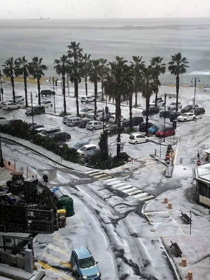 Grandine, il Ponente e i quartieri collinari imbiancati dai chicchi di ghiaccio (foto e video)