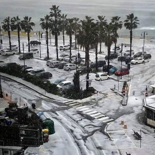 Grandine, il Ponente e i quartieri collinari imbiancati dai chicchi di ghiaccio (foto e video)