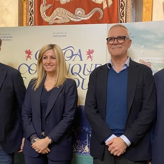 L'ad Blazquez (primo da sinistra) e il presidente Zangrillo (penultimo da sinistra) alla presentazione del film &quot;Genoa comunque e ovunque&quot;