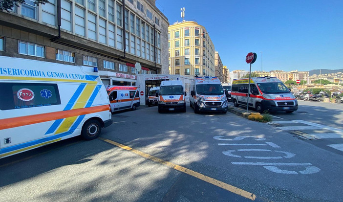 Ospedale Galliera in sofferenza: fino a trenta ambulanze in attesa