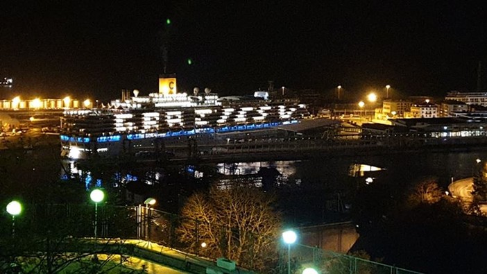 &quot;Grazie Sv&quot;, Costa Luminosa ringrazia la città di Savona con le luci delle cabine (FOTO)