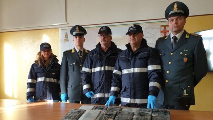 Sequestro di cocaina nel porto di Pra': i finanzieri scoprono 22 kg di polvere bianca