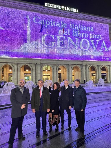 La facciata del Palazzo della Regione si illumina per festeggiare la nomina di Genova Capitale Italiana del Libro 2023