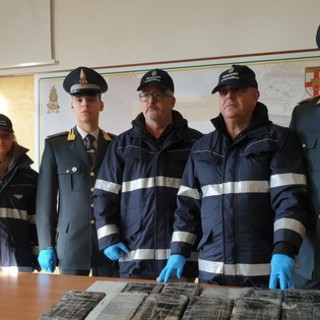 Sequestro di cocaina nel porto di Pra': i finanzieri scoprono 22 kg di polvere bianca