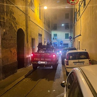 Magazzino a fuoco in Vico Viani a Genova: nessun danno alle persone