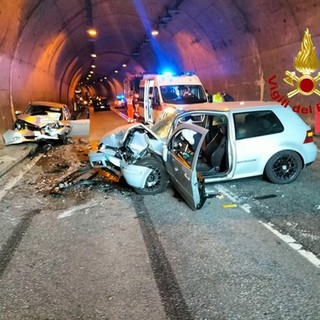 Frontale tra due auto a Torriglia, le condizioni dei feriti al San Martino