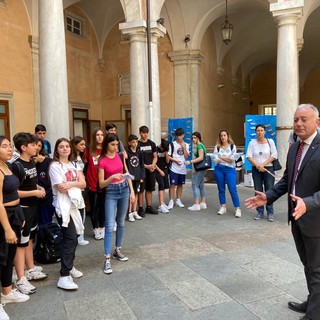 &quot;Hai mai visitato la sala del Consiglio comunale?&quot; 800 ragazzi alla scoperta di palazzo Tursi