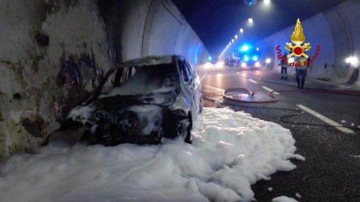 Auto in fiamme sull'A12 nel pomeriggio: circolazione interrotta per 50 minuti