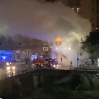 Marassi, a fuoco nella notte il chiosco di fiori in piazza Romagnosi