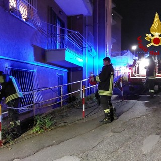 A fuoco nella notte un appartamento in via Campomorone