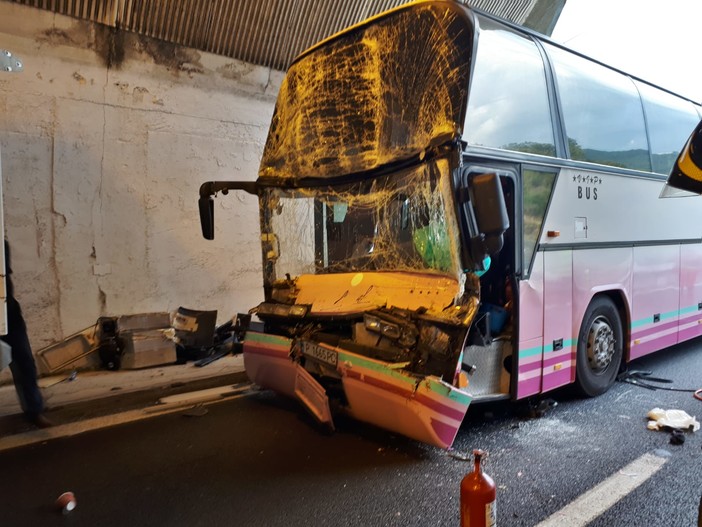 Tir contro pullman, incidente sulla A10: code e rallentamenti