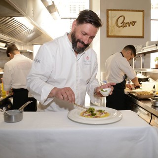 Ivano Ricchebono e la squadra di 'È sempre Mezzogiorno' in cucina per i bimbi del Gaslini