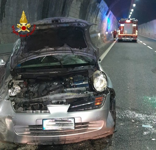 Busalla, auto si cappotta in galleria sulla A7, illesa giovane alla guida