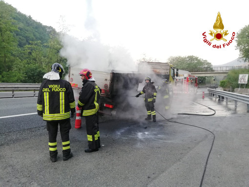 A fuoco un camion in autostrada: tre chilometri di coda sulla A7