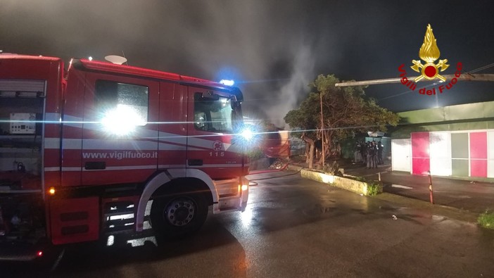 Incendio ad alcune baracche di pescatori: intervento dei Vigili del fuoco