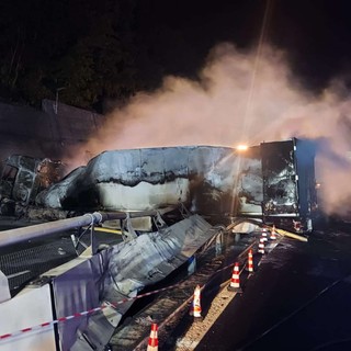 Schianto fra tir sulla A26, riaperto il tratto autostradale