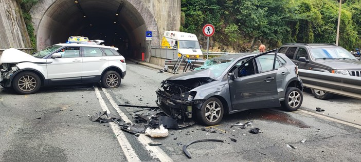 Struppa, scontro frontale sulla SS45: trentenne al San Martino