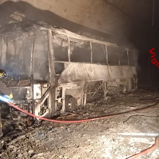 Pullman in fiamme, riaperta in serata la A12 Genova-Sestri Levante (FOTO e VIDEO)