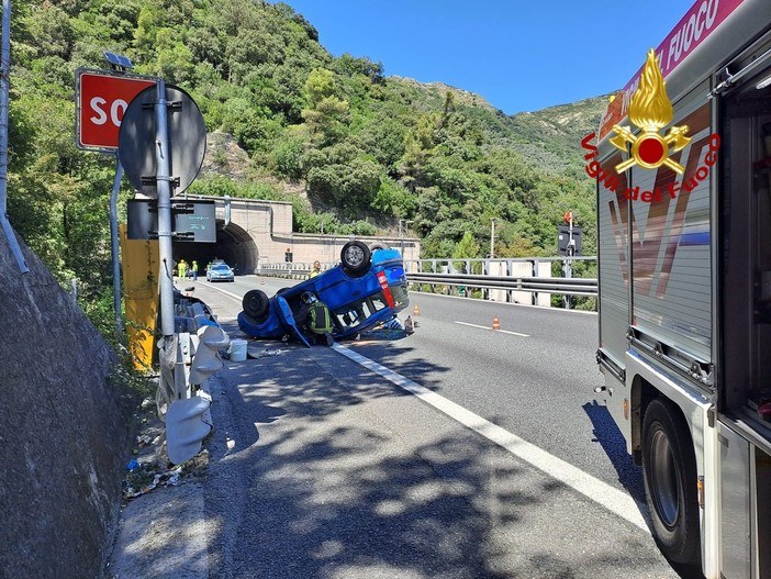 Auto si ribalta in A12, 15 km di coda. Amputazione di un dito a una donna