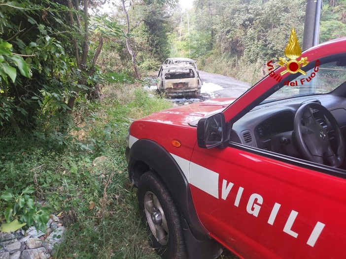 Multedo, auto in fiamme nella zona dei Laghetti: intervengono i Vigili del Fuoco (foto)