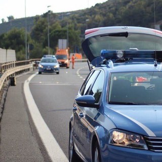 Cade con la moto in autostrada tra Varazze e Arenzano: centauro ricoverato, code direzione Genova