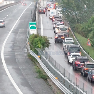 Incidente in autostrada sulla complanare di Savona: due mezzi coinvolti, lunghe code su A10 e A6